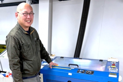 Overcomes Adversity with Laser Engraving, Achieves V-Shaped Recovery